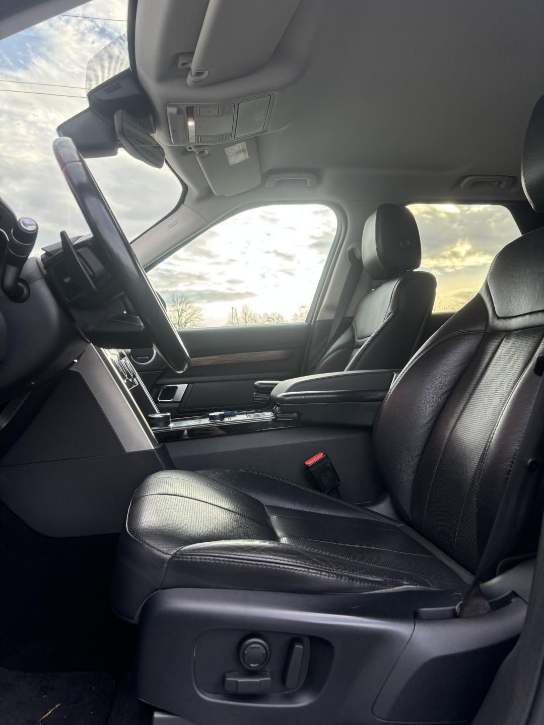 Land Rover Discovery, 2.0SD4 177kW LUXURY 7-Míst TZ - fotka 6