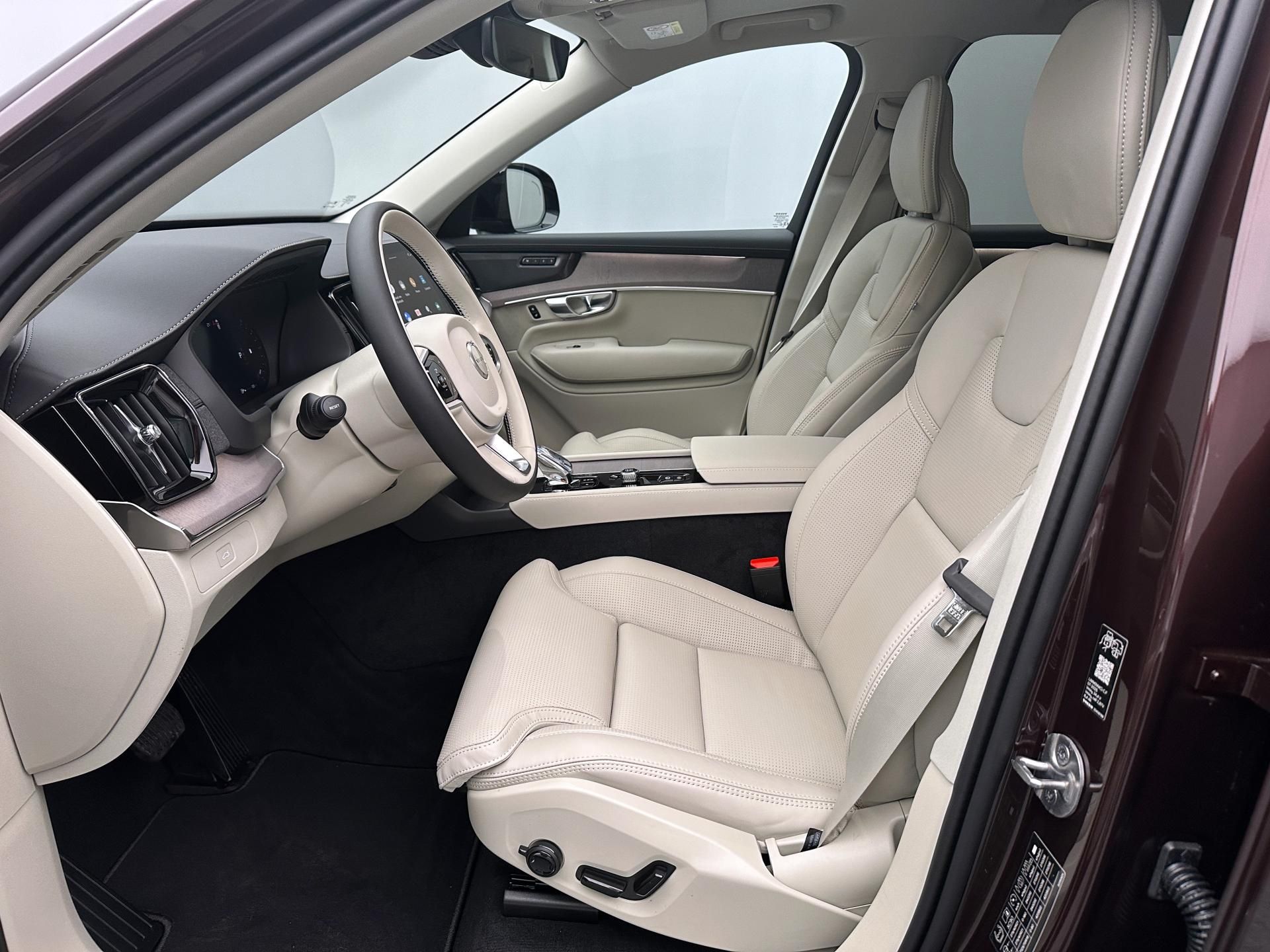 Volvo XC90, B5 AWD AUT DARK PLUS 7 míst - fotka 3