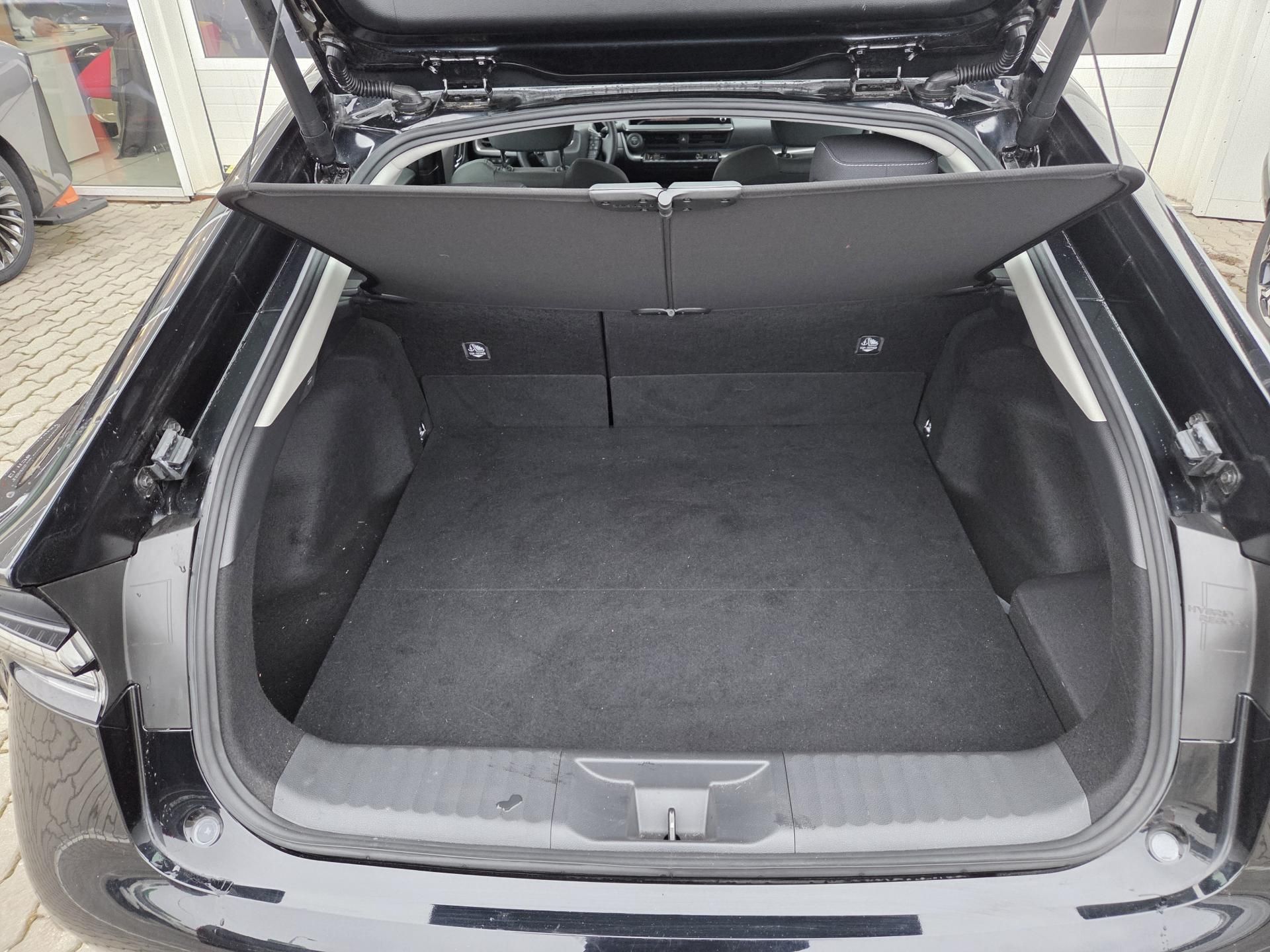 Toyota Prius, 2.0 Plug-in Hybrid - fotka 6