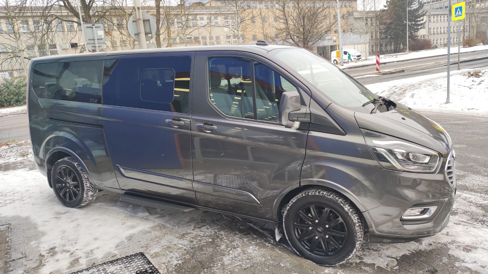 Ford Tourneo Custom, 2,0EcoBlue 95kW L2H1 8MÍST - fotka 4