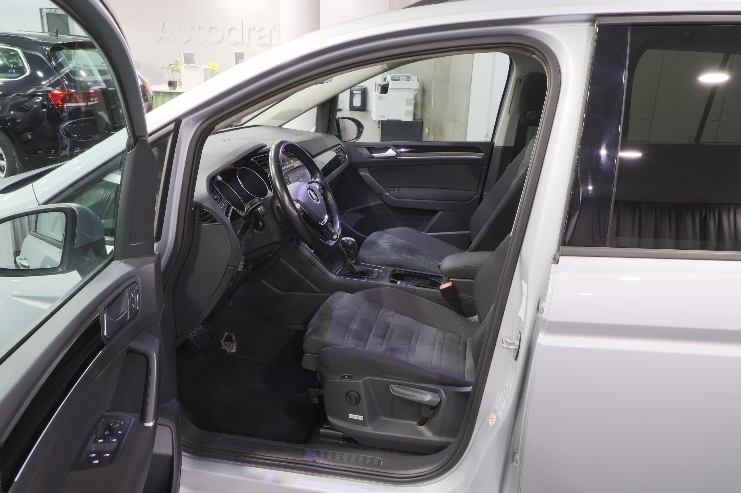 Volkswagen Touran, 2.0 TDI 110kW DSG Panorama - fotka 5
