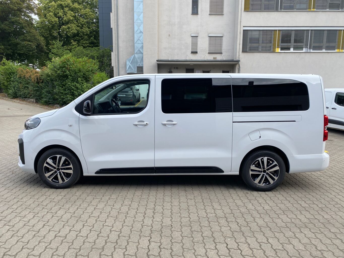 Peugeot Traveller, Active L3 2.2 BlueHDi 180 EAT8 - fotka 5