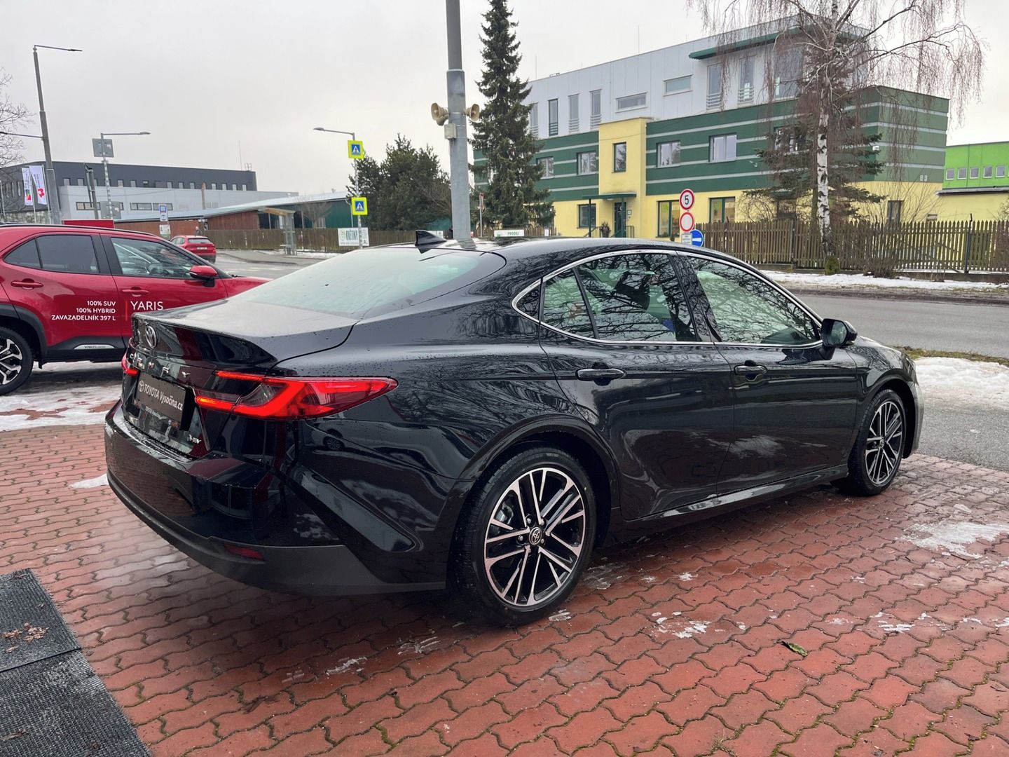 Toyota Camry, 2.5L Hybrid 230 koní, černá - - fotka 5