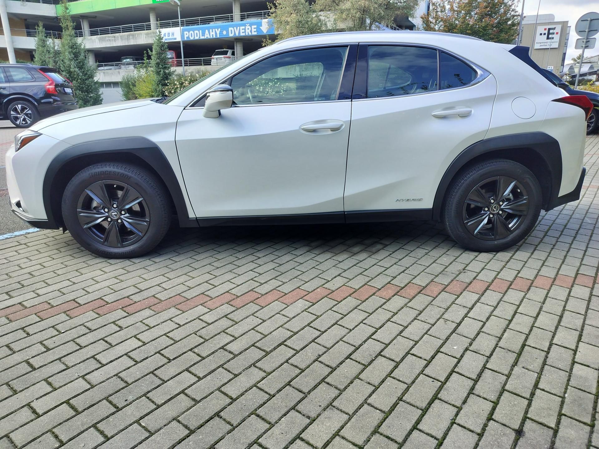 Lexus UX 250h, black-white edition, kůže - fotka 4
