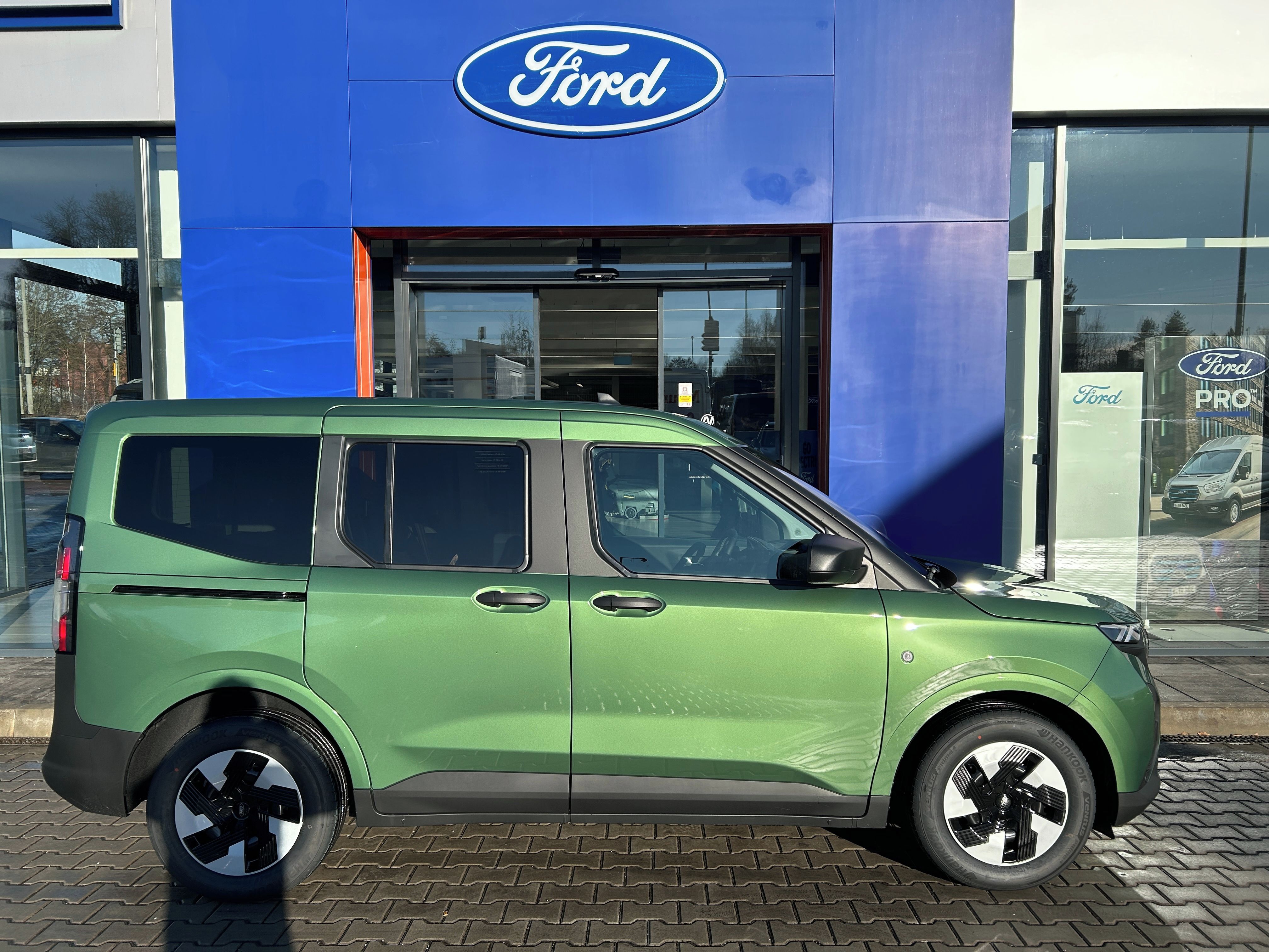 Ford Tourneo Courier, 43 kWh Elektromotor Trend L1 - fotka 3