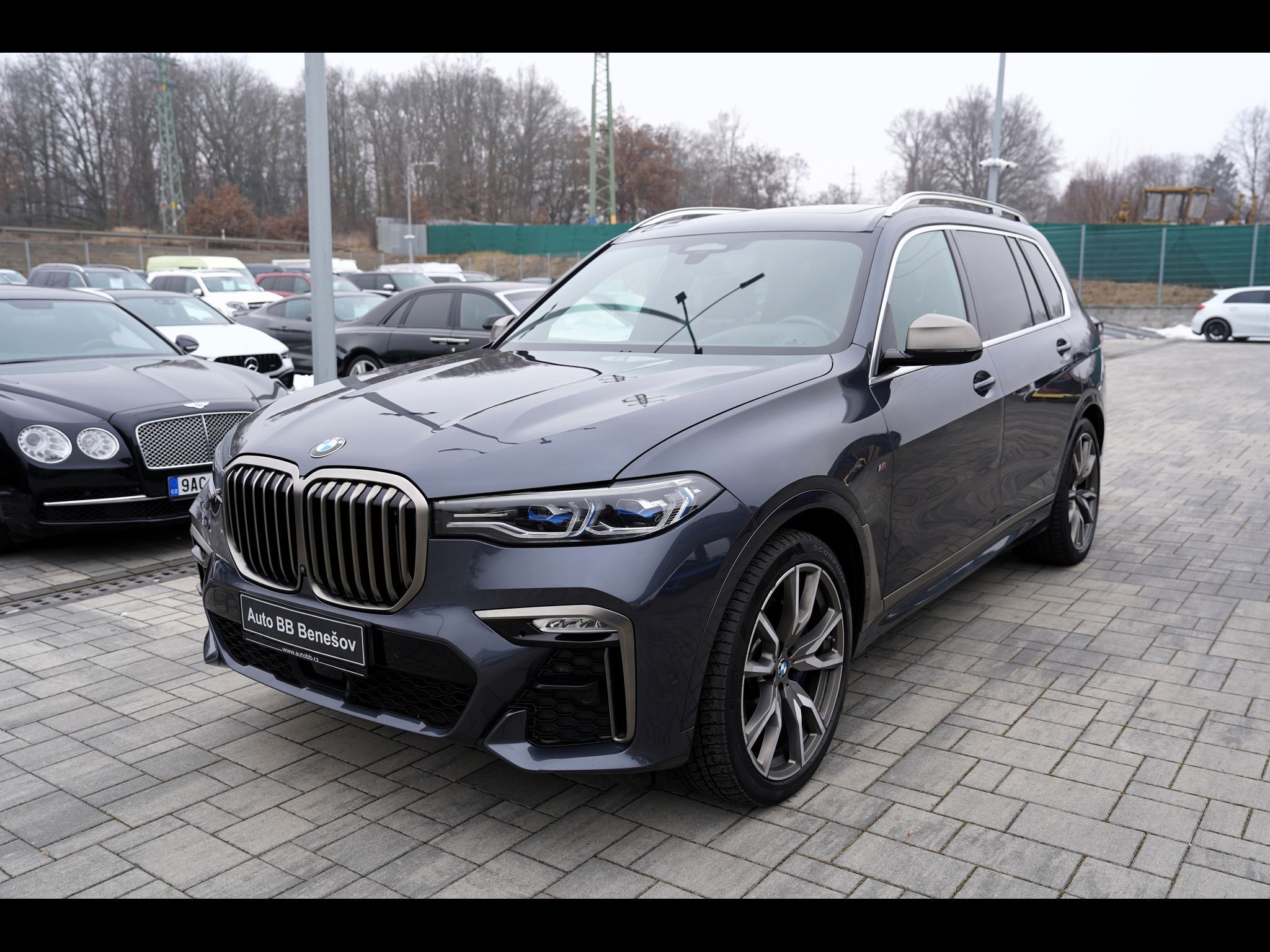 BMW X7, M50i xDrive/AT9/22"/ČR/530 PS - fotka 2