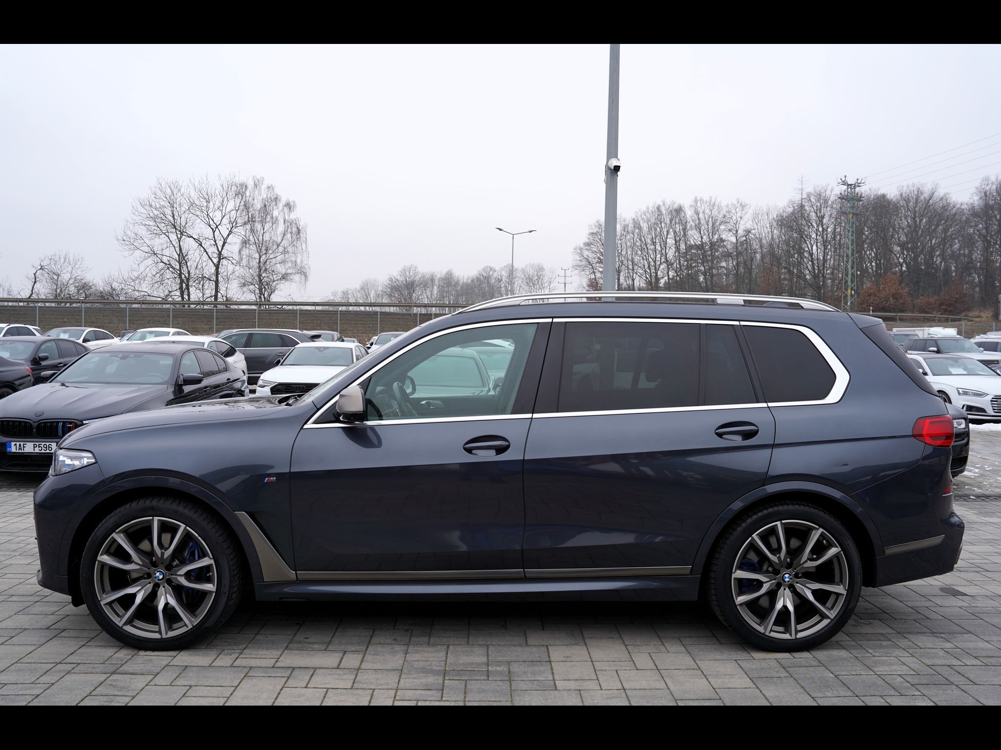 BMW X7, M50i xDrive/AT9/22"/ČR/530 PS - fotka 3