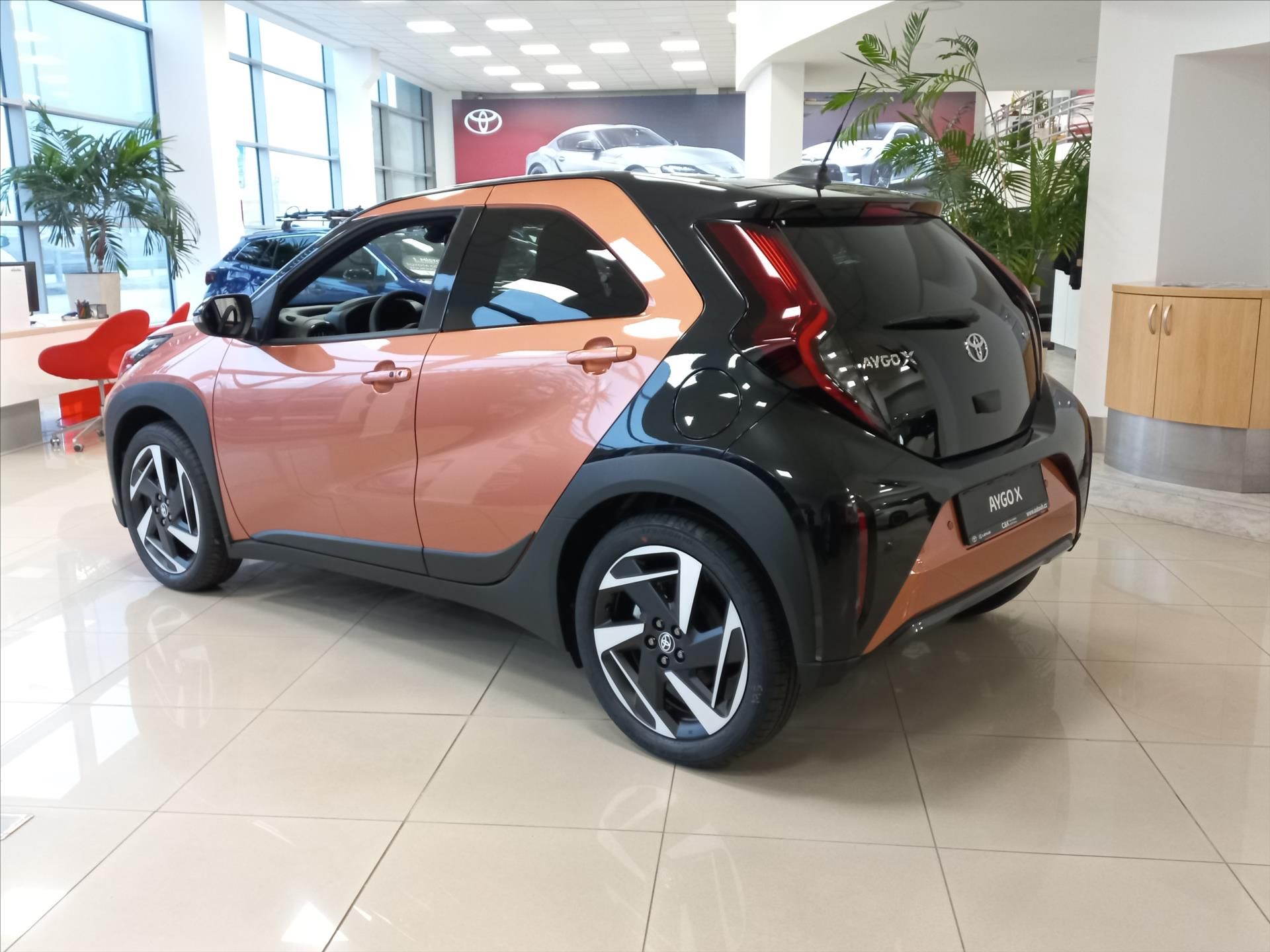 Toyota Aygo, 1.5 Hybrid e-CVT 116k  X Execu - fotka 3