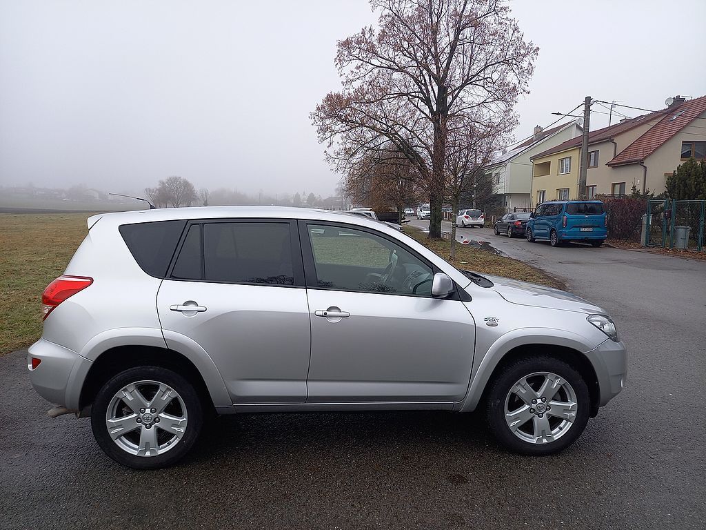 Toyota Rav4, 2.2D-Cat 4x4+klima+navi+alu. - fotka 5