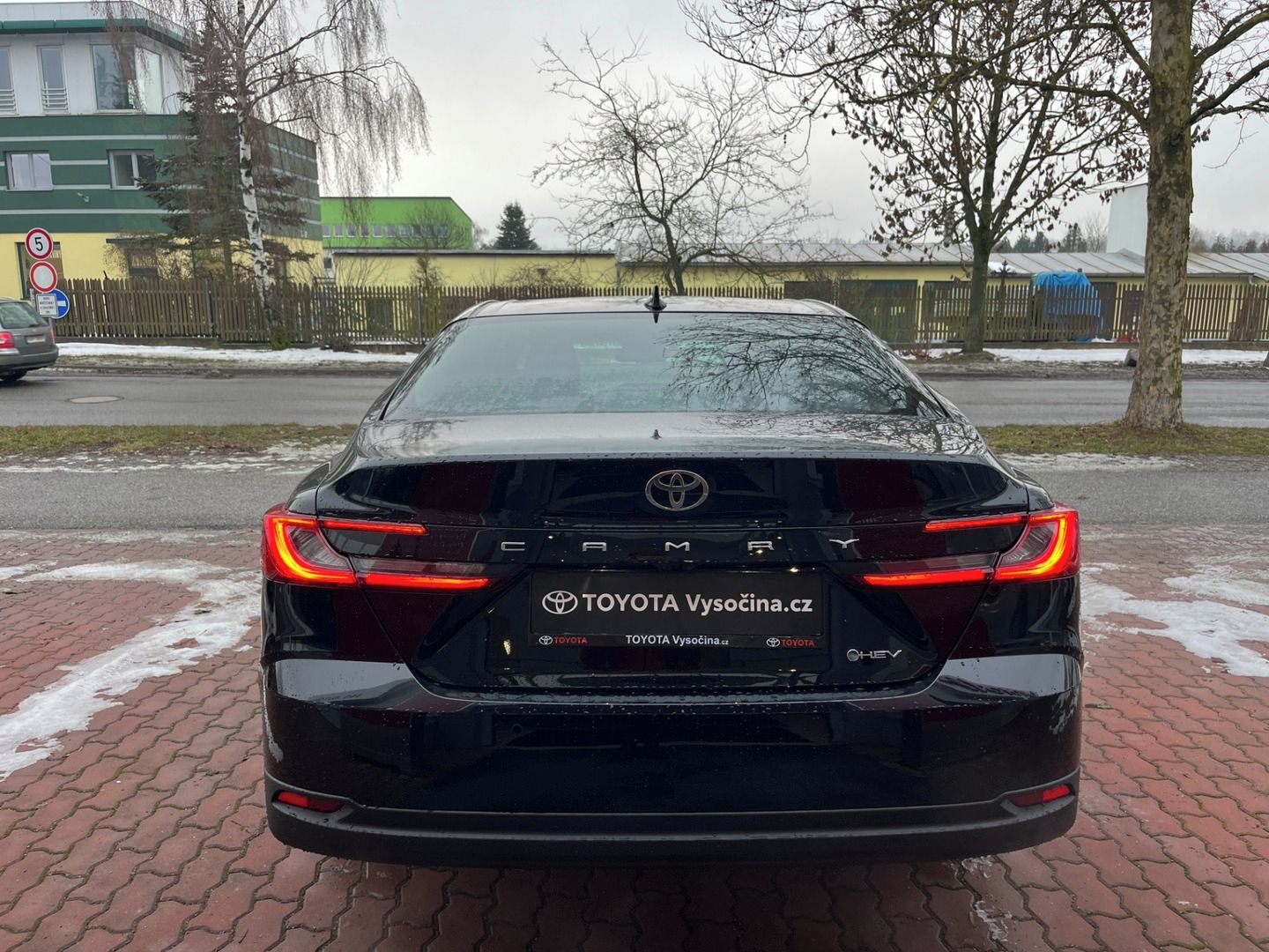 Toyota Camry, 2.5L Hybrid 230 koní, černá - - fotka 6