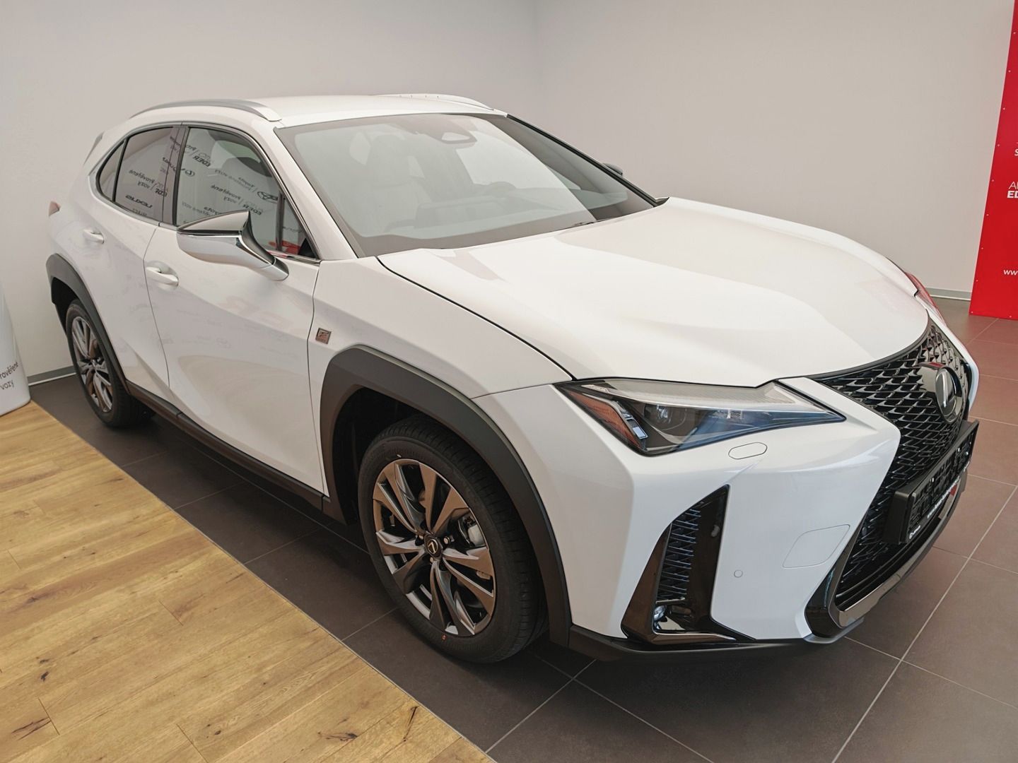 Lexus UX 300h, 300h F SPORT Design - fotka 3