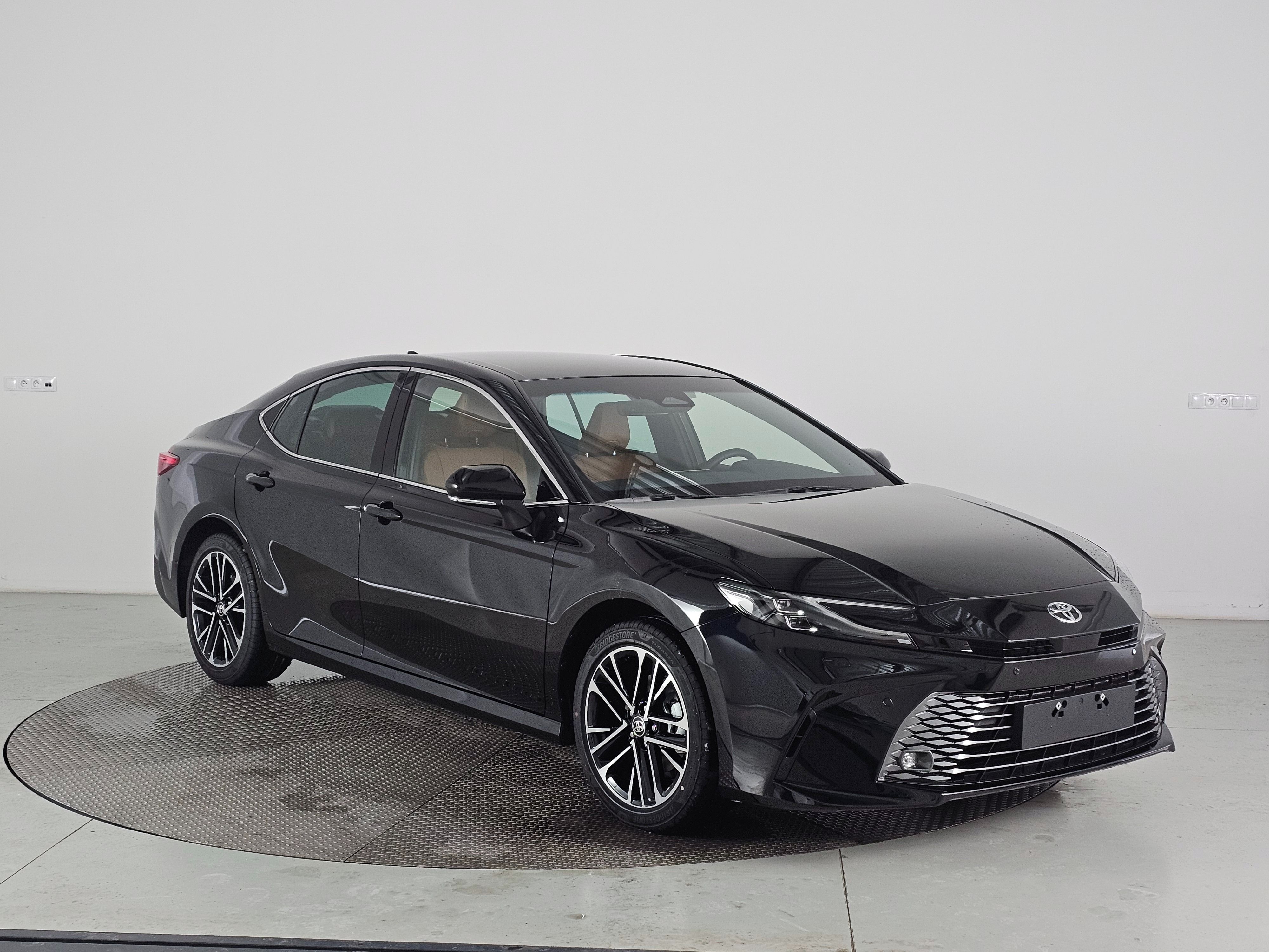Toyota Camry, 2.5 HEV 230k Prestige - fotka 3
