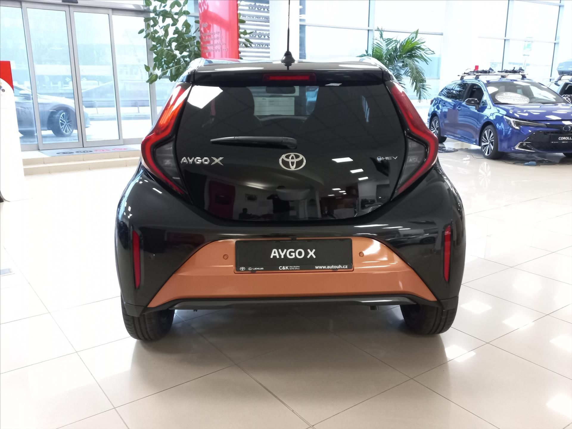 Toyota Aygo, 1.5 Hybrid e-CVT 116k  X Execu - fotka 6