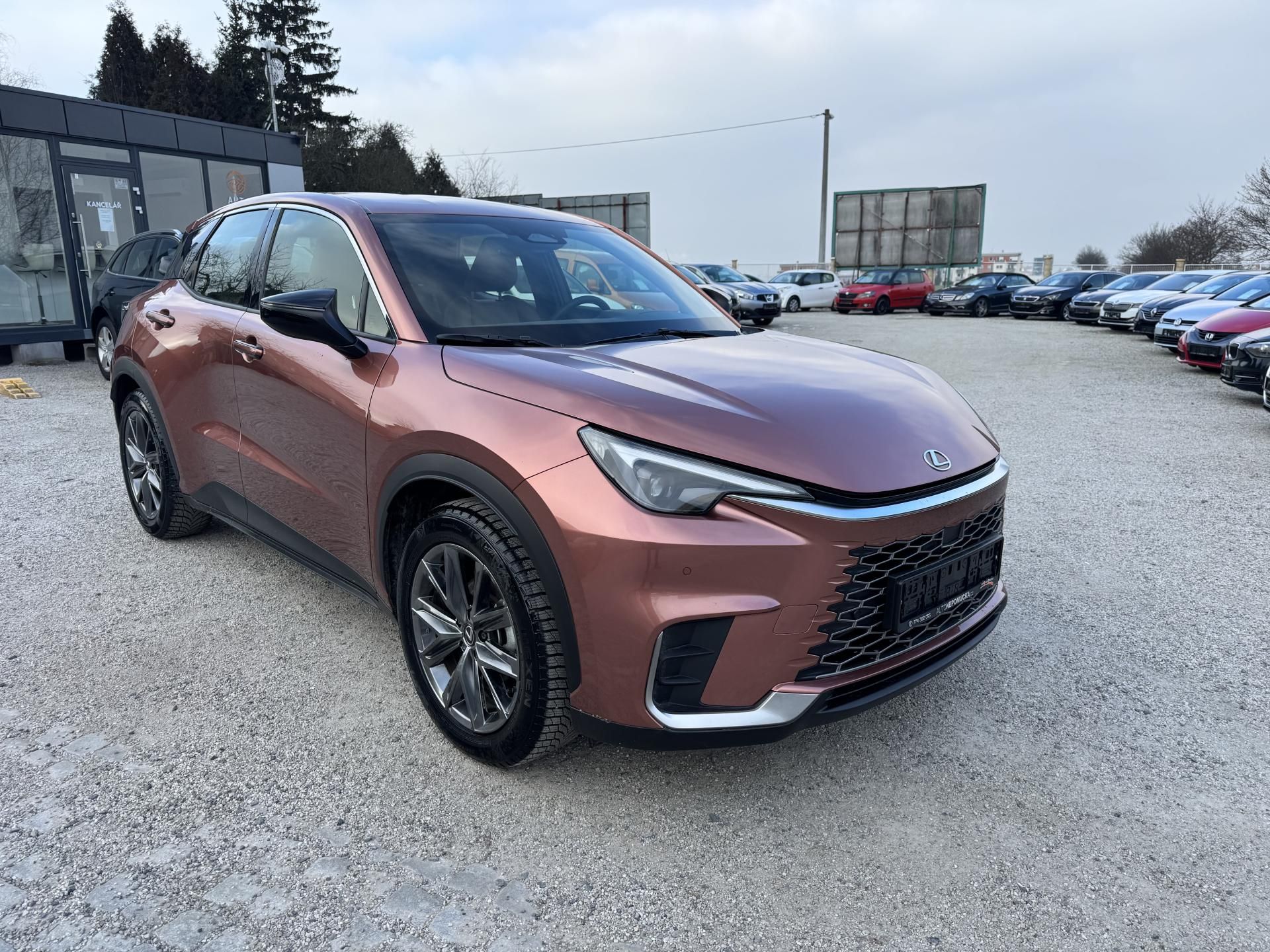 Lexus LBX, 1.5 hybridní/Benzín ELEGANT T. - fotka 2