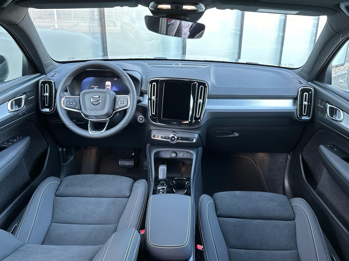 Volvo XC40, 2.0 B3 ULTRA BLACK EDITION - fotka 4