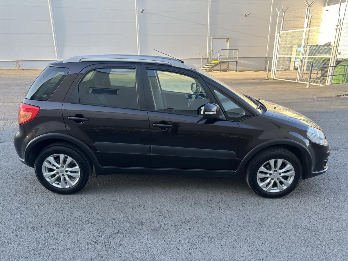 Suzuki SX4, 1,6 4x4 STYLE - fotka 2