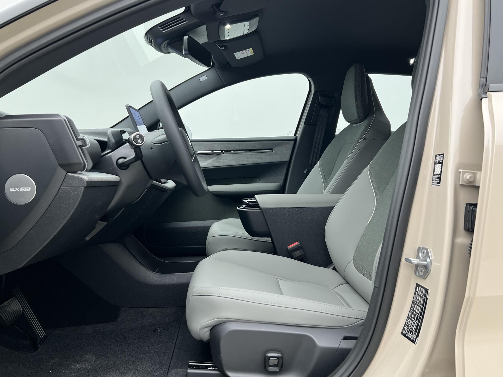 Volvo EX30, PURE ELECTRIC EXTENDED PLUS - fotka 3