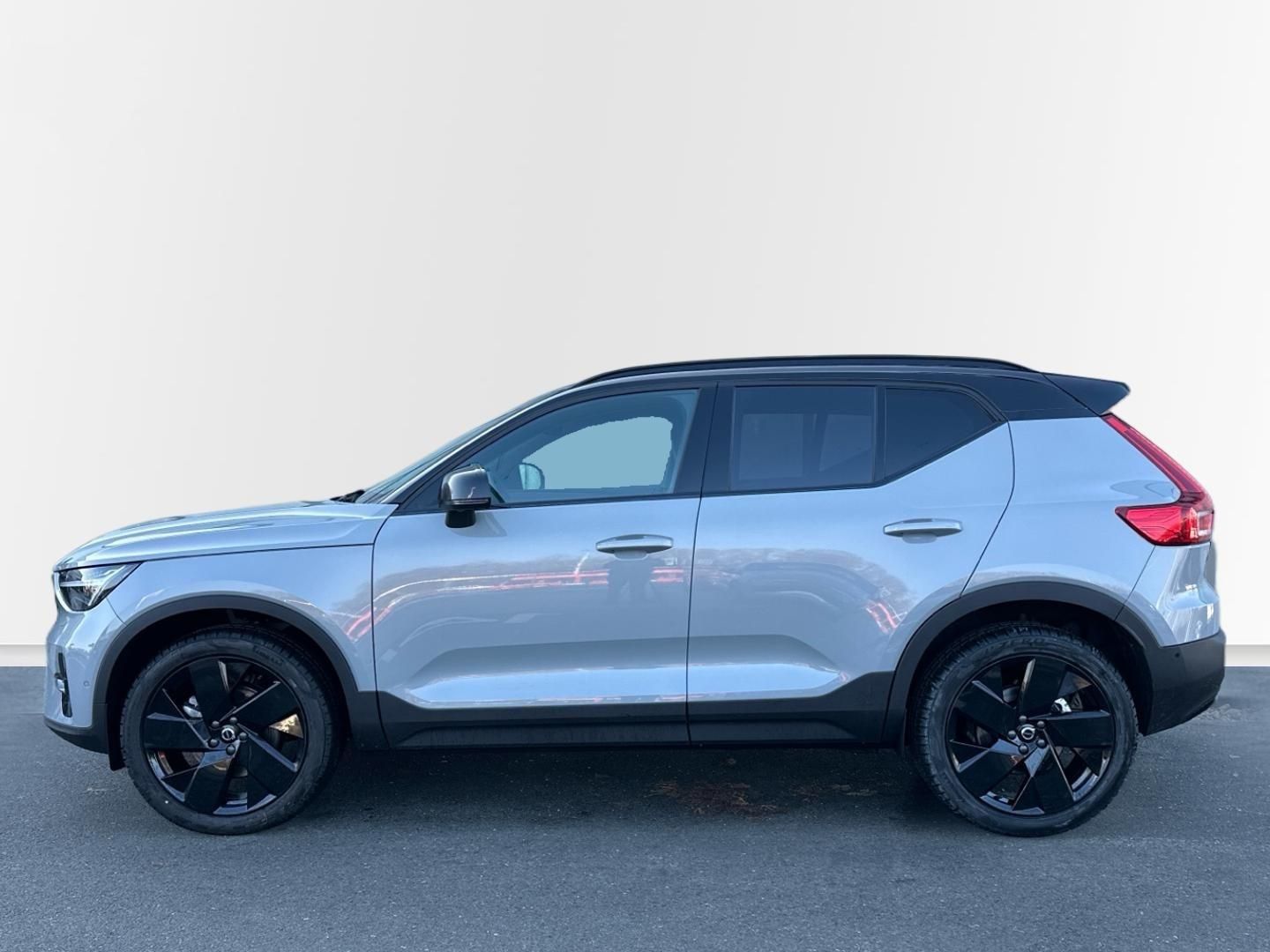 Volvo XC40, 2.0 B3 ULTRA BLACK EDITION - fotka 2