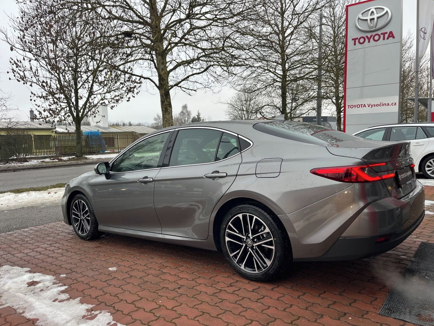 Toyota Camry, 2.5L Hybrid 230 koní, - fotka 4