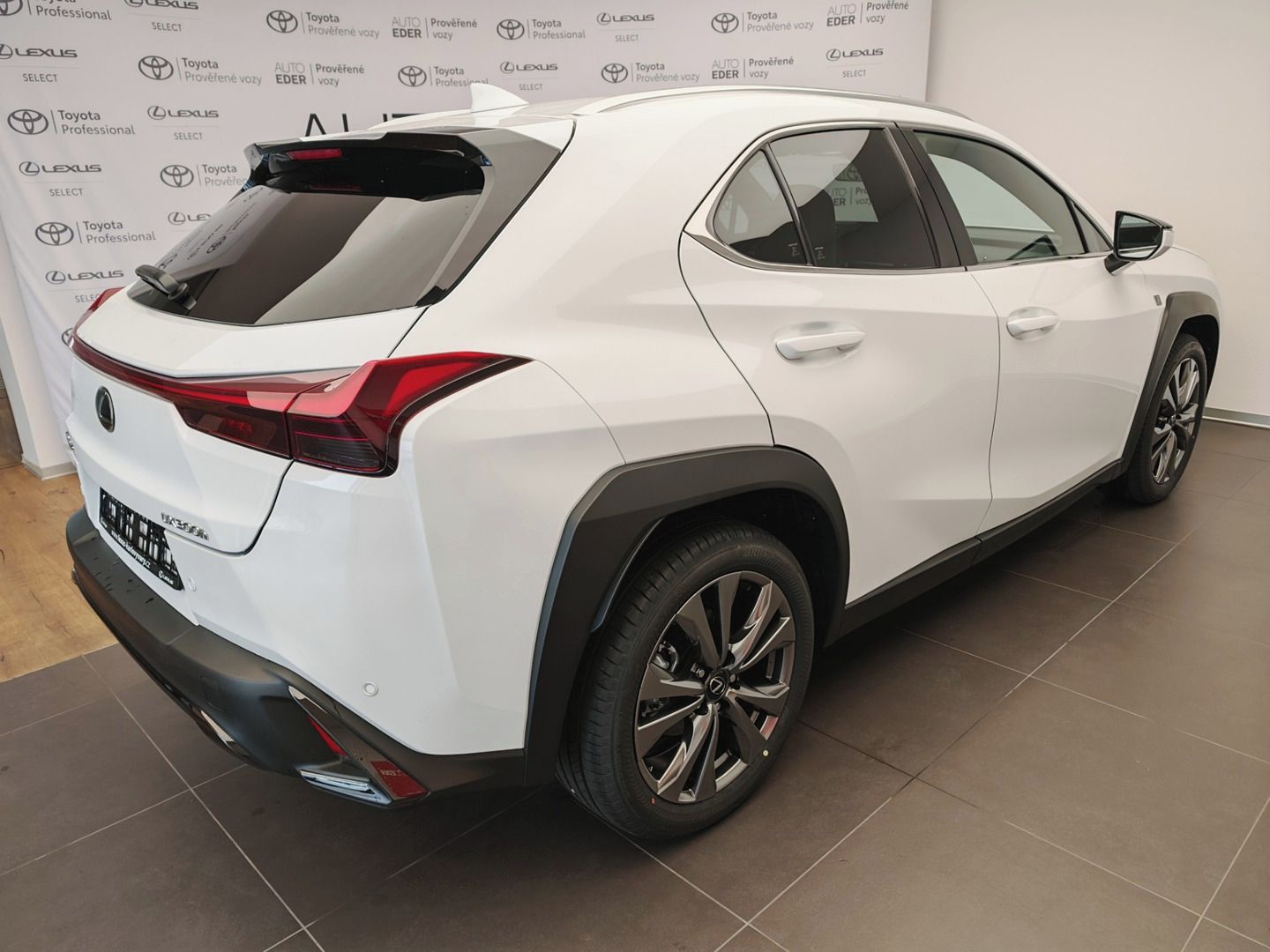 Lexus UX 300h, 300h F SPORT Design - fotka 4