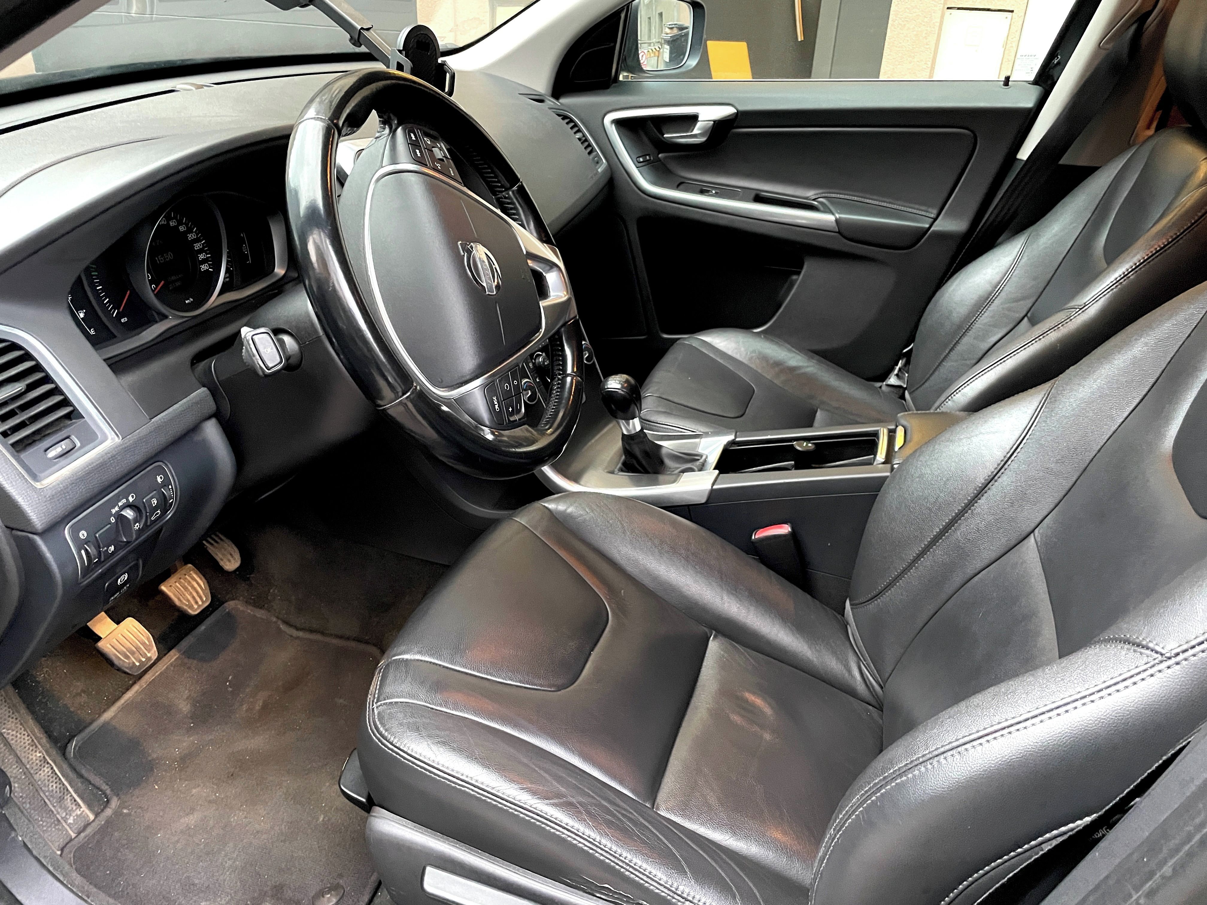 Volvo XC60, 2. majitel - Servisováno - fotka 4