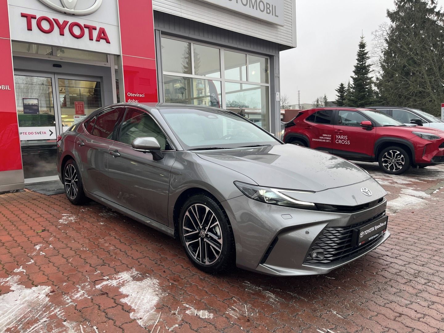 Toyota Camry, 2.5L Hybrid 230 koní, - fotka 3