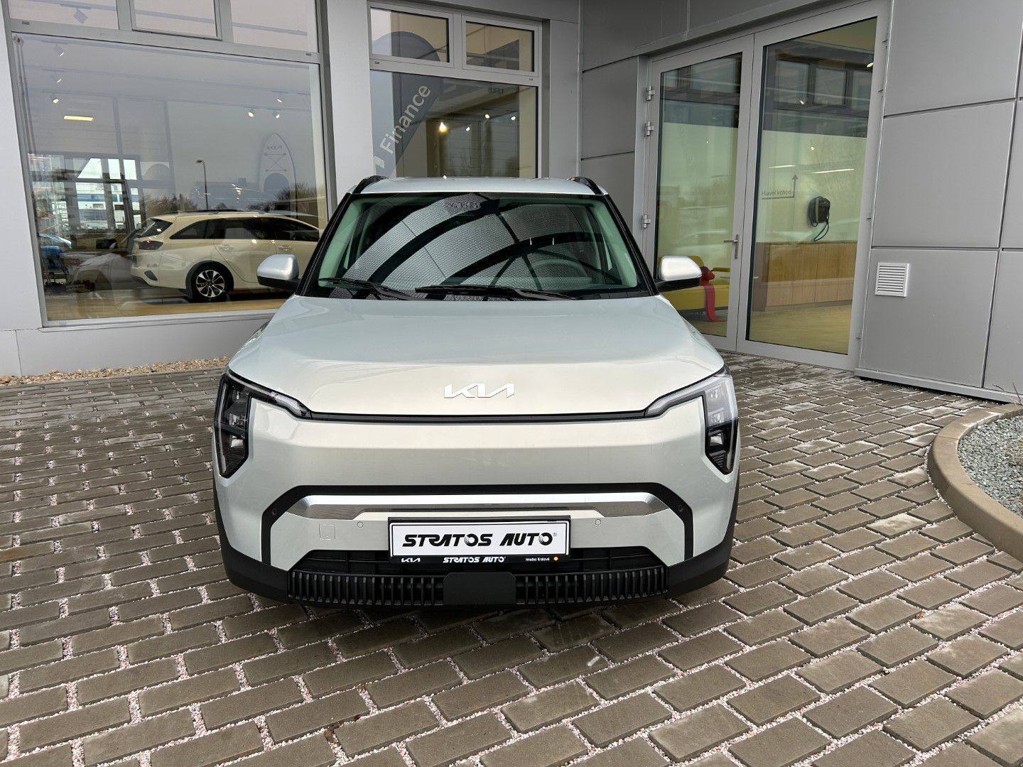 Kia EV3, 4x2 EARTH 150 KW + 81,4 KWH - fotka 2