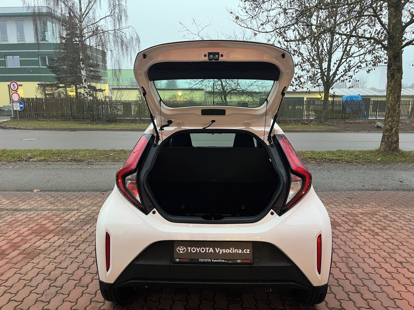 Toyota Aygo, 1.5L Hybrid automat  Active - fotka 6