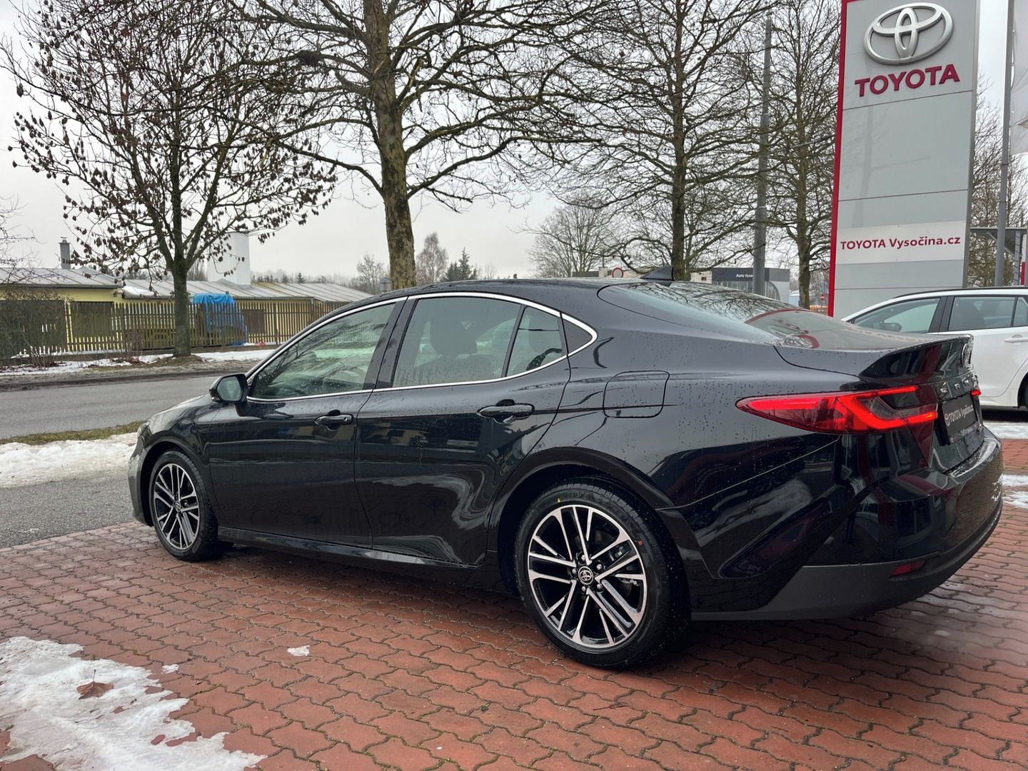 Toyota Camry, 2.5L Hybrid 230 koní, černá - - fotka 4
