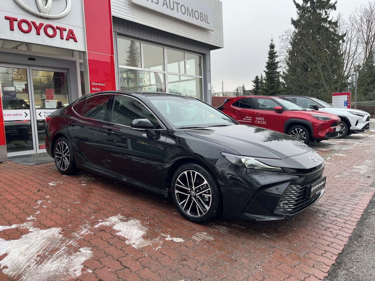 Toyota Camry, 2.5L Hybrid 230 koní, černá - - fotka 3
