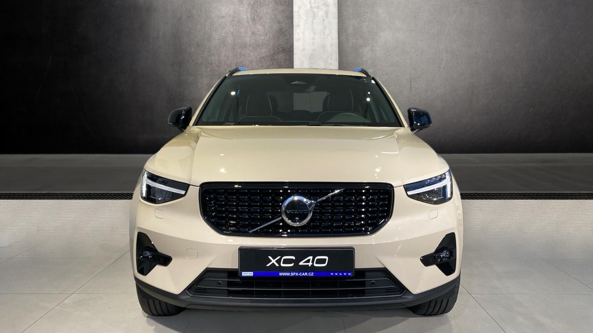 Volvo XC40, ULTRA DARK, B4 FWD, 145+10 kW - fotka 2