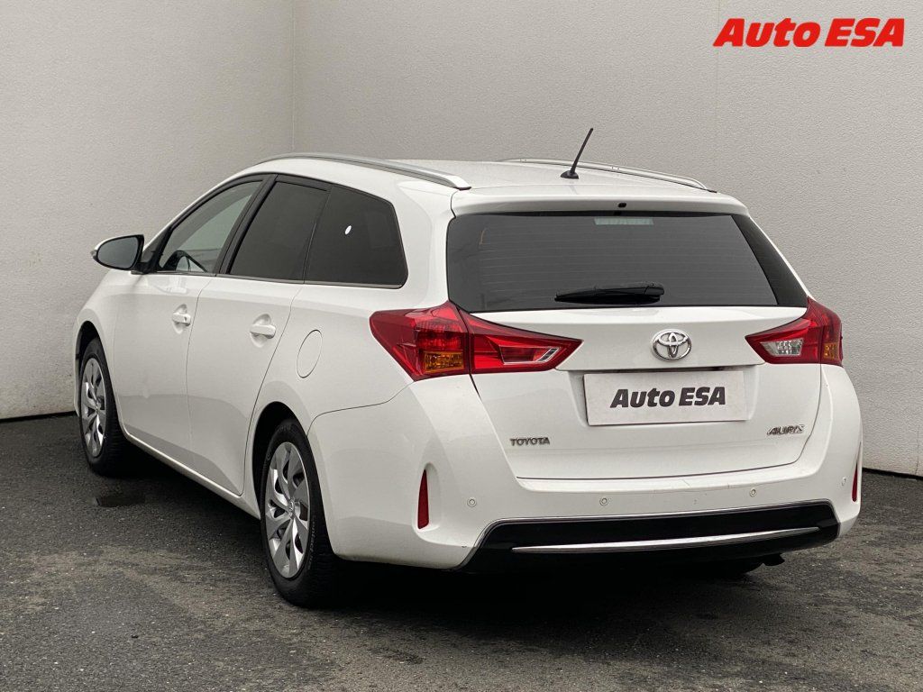 Toyota Auris, 1.6,AC,park.asist,+kola - fotka 6