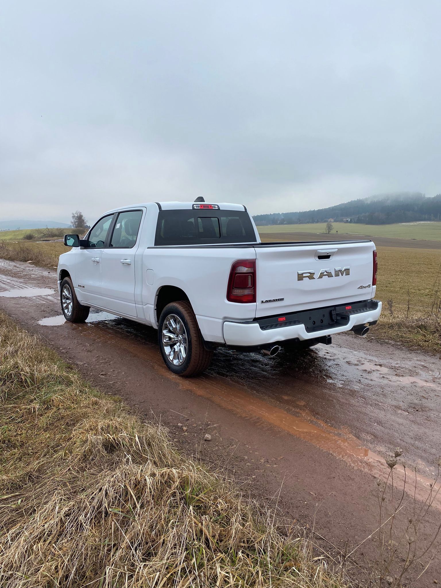 Dodge Ram, 1500 Laramie 4x4 Hemi V8 - fotka 6