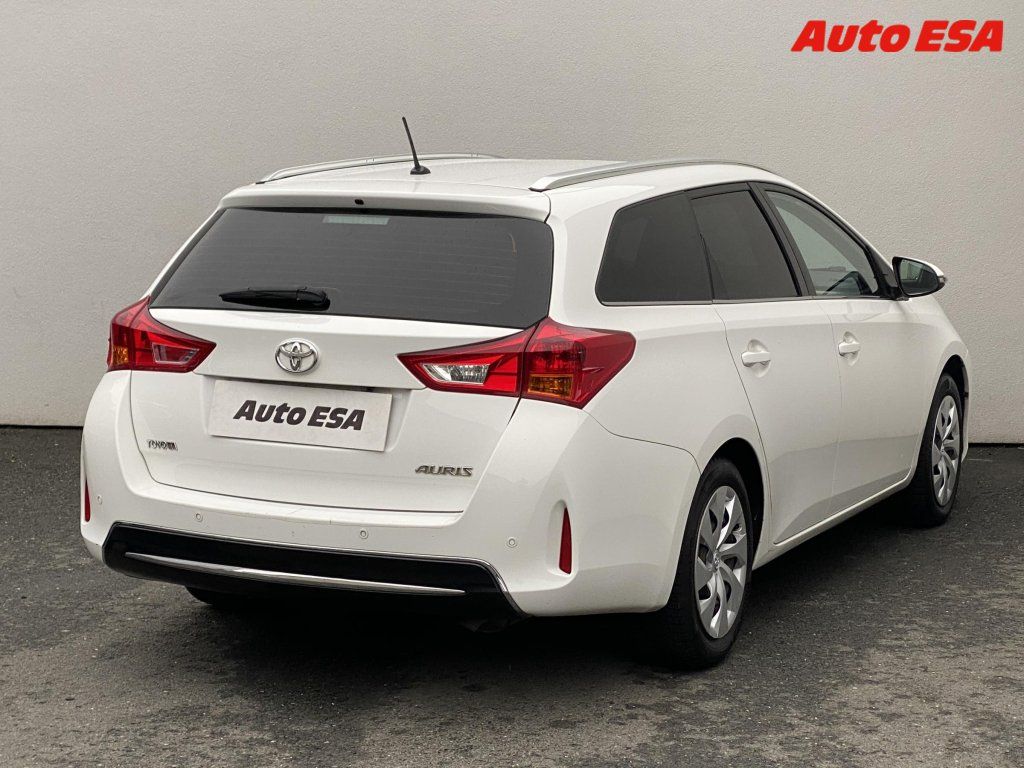 Toyota Auris, 1.6,AC,park.asist,+kola - fotka 4