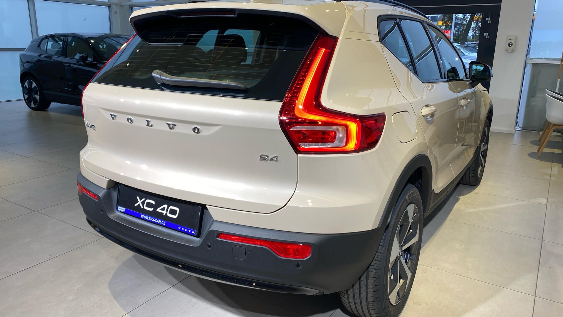 Volvo XC40, ULTRA DARK, B4 FWD, 145+10 kW - fotka 6