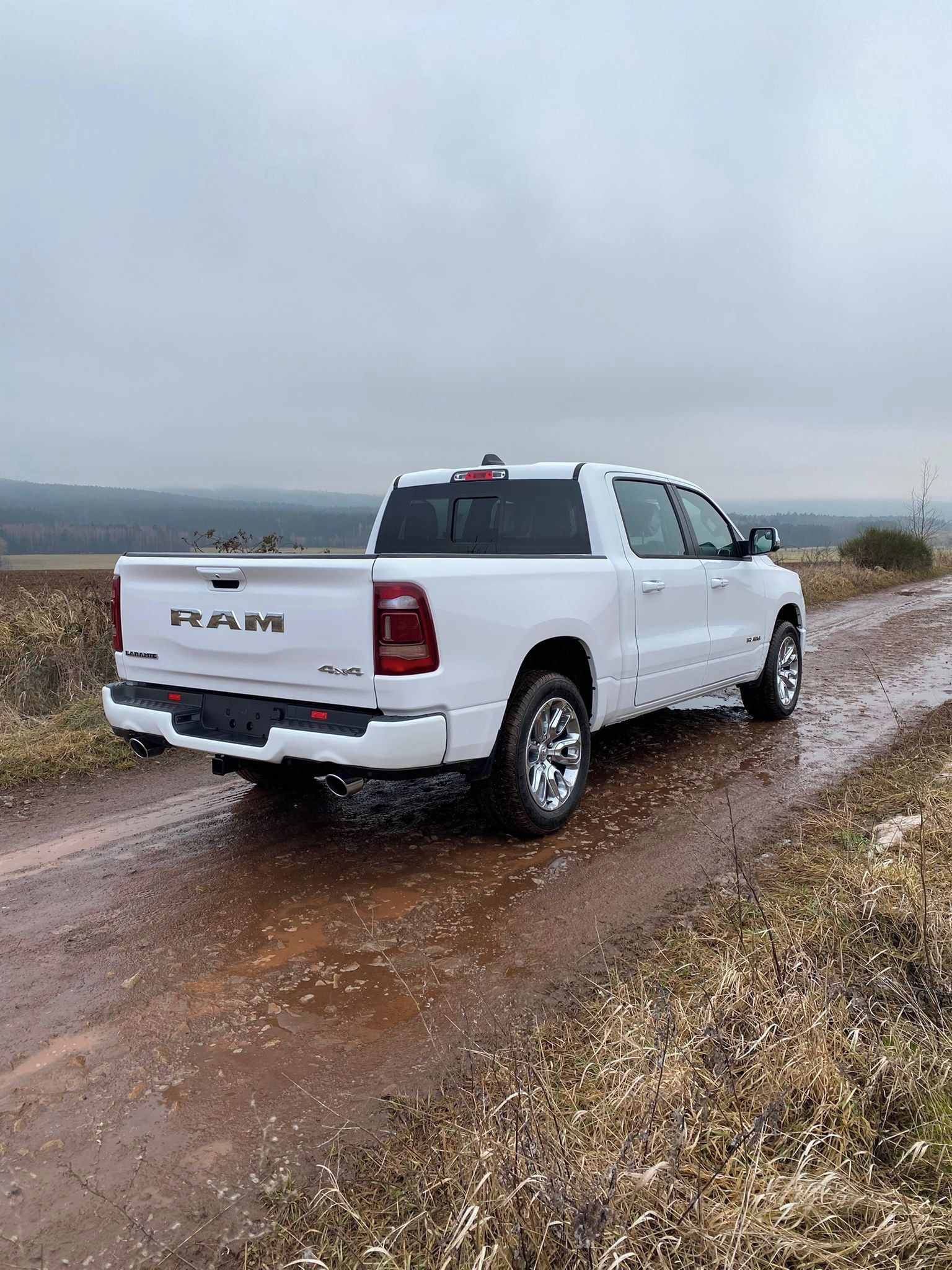 Dodge Ram, 1500 Laramie 4x4 Hemi V8 - fotka 3