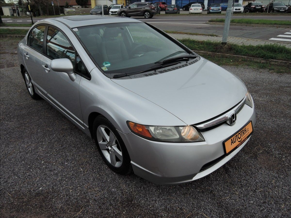 Honda Civic, 1,8 i-VTEC Aut. Šíbr - fotka 3