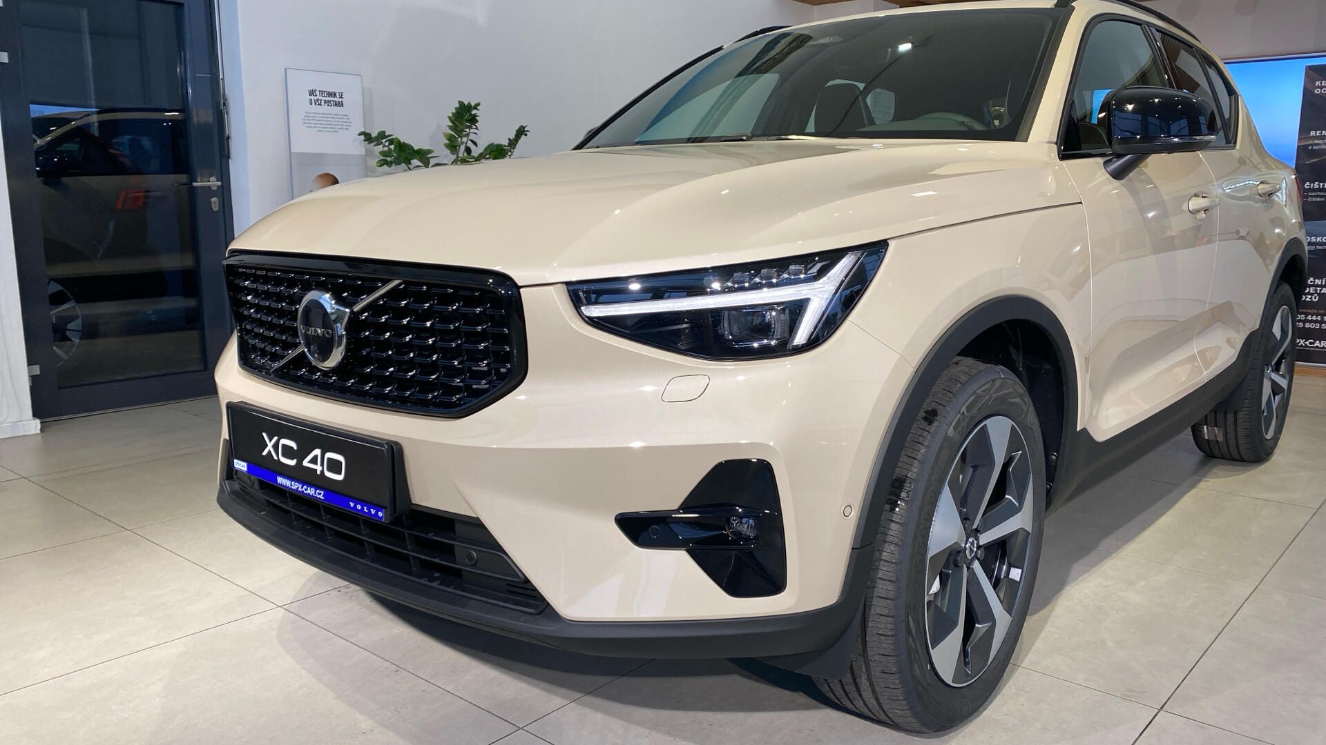 Volvo XC40, ULTRA DARK, B4 FWD, 145+10 kW - fotka 3