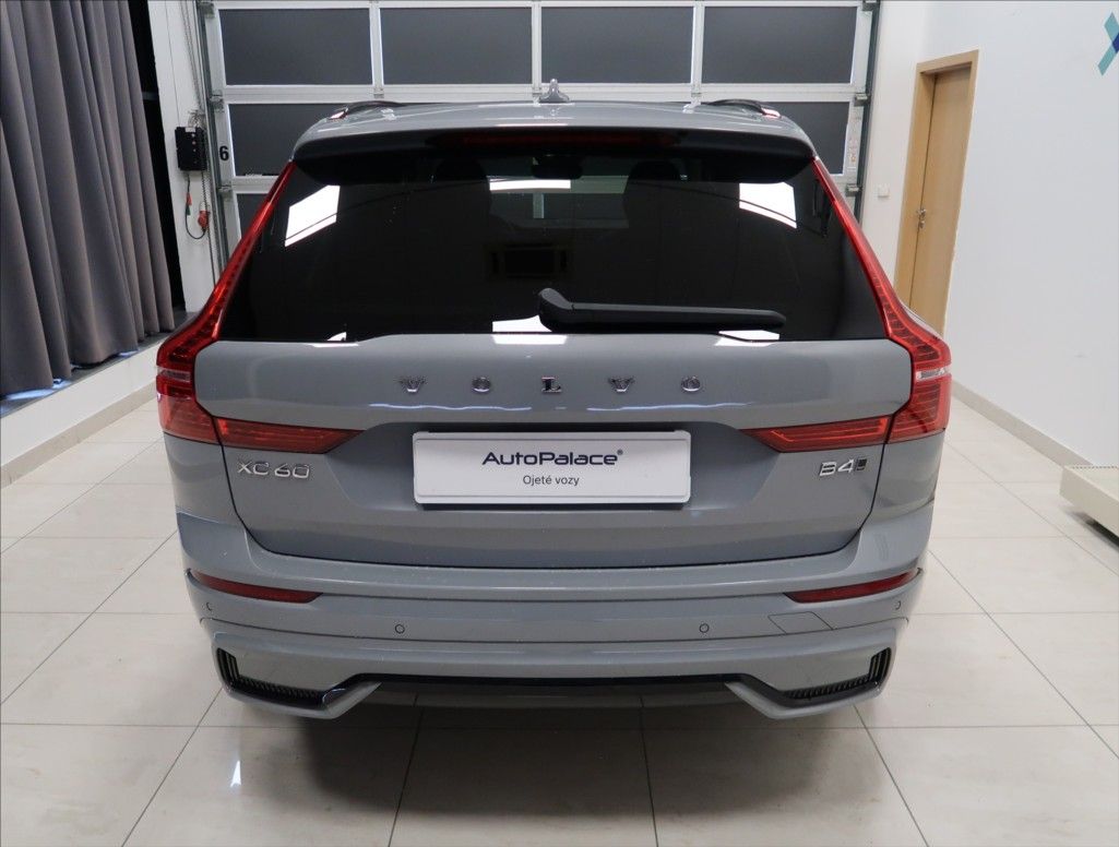 Volvo XC60, 2,0 B4 AWD PLUS DARK - fotka 6