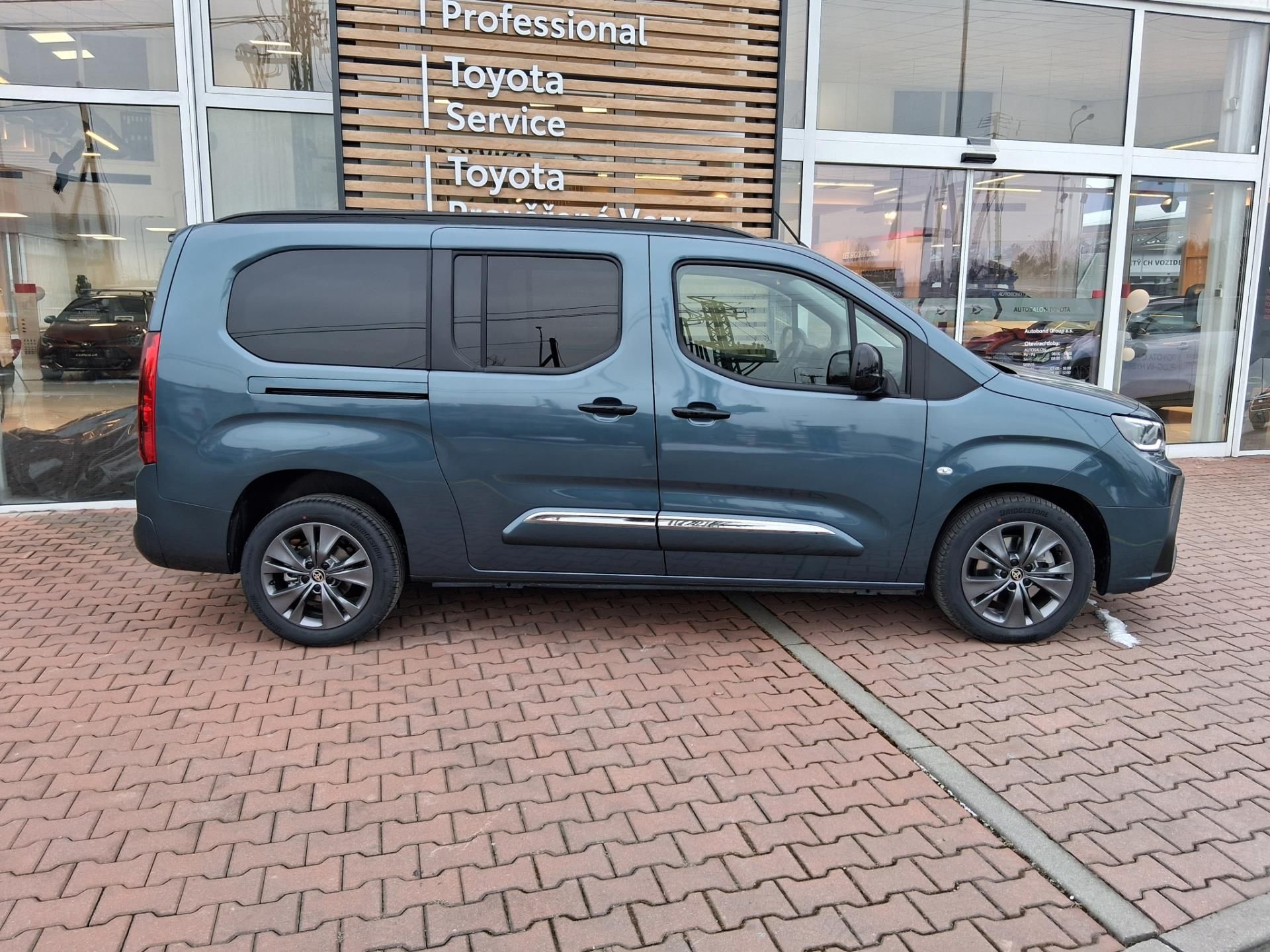 Toyota Proace City Verso, 1,5D 8AT FAMILY 7 MÍST - fotka 3