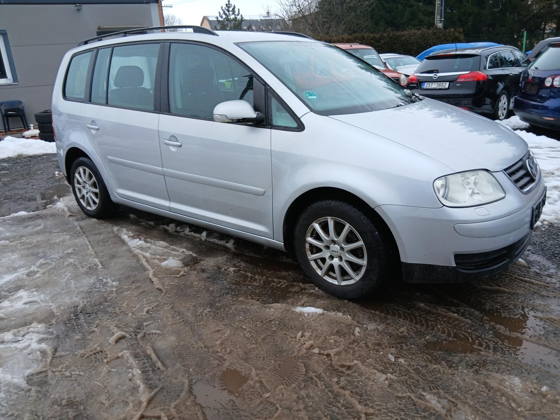 Volkswagen Touran, 1.6 FSI, ALU - fotka 6