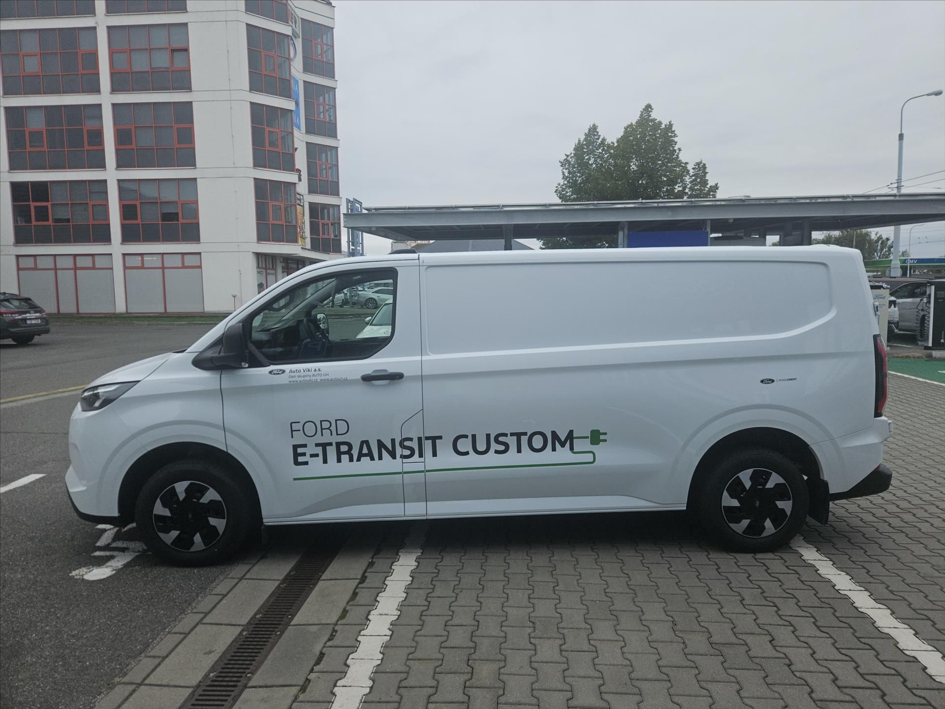 Ford Transit, 64 kWh 160 kW/218 k  VAN TREND - fotka 4