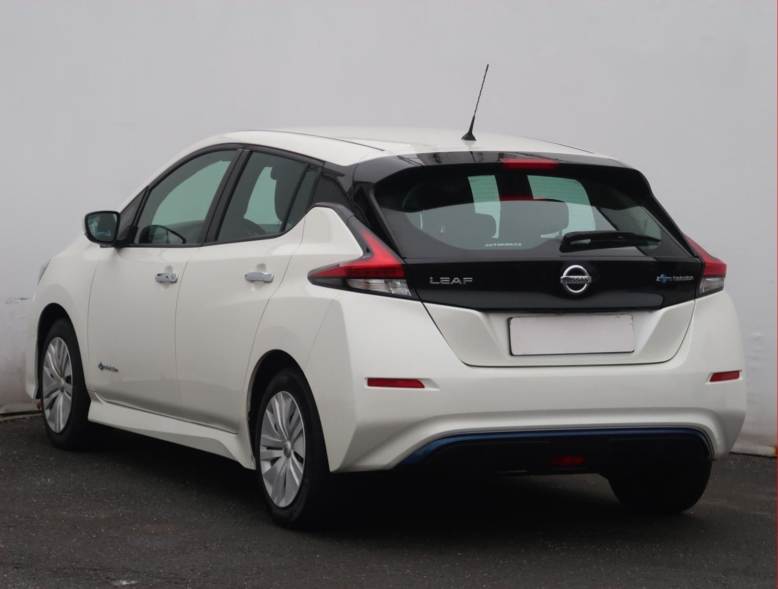 Nissan LEAF, 40 kWh, SoH 87%, Automat - fotka 4