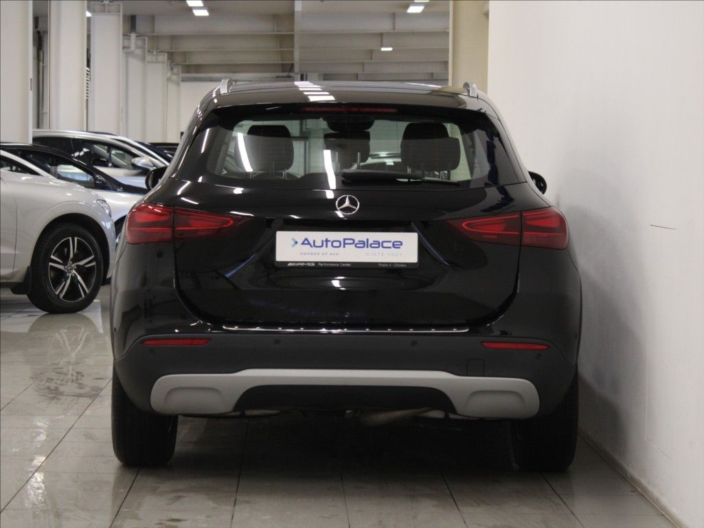Mercedes-Benz GLA, 2,0 200D 4Matic 1.maj.ČR.35tkm - fotka 4