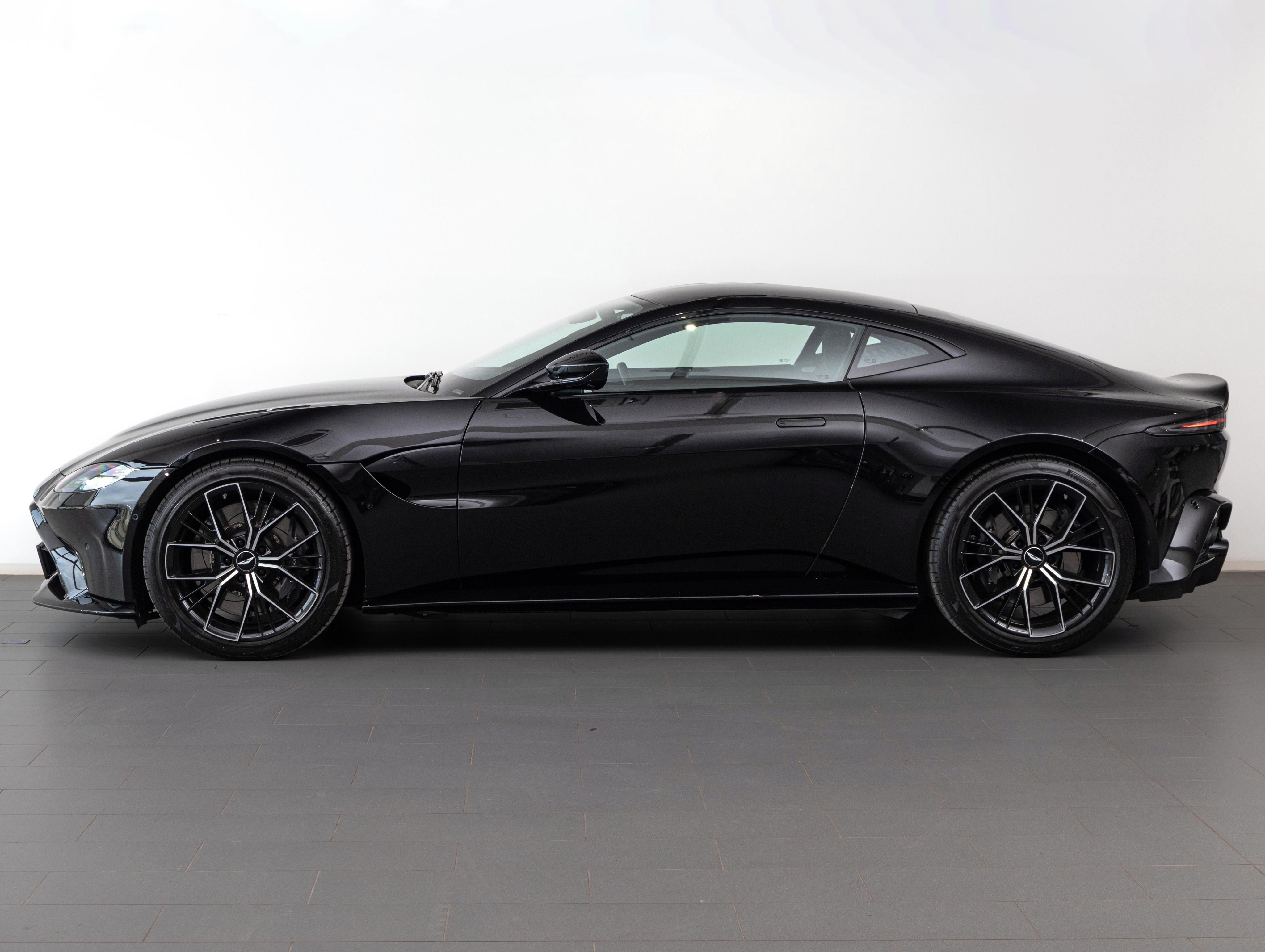 Aston Martin V8 Vantage, Onyx Black - fotka 3