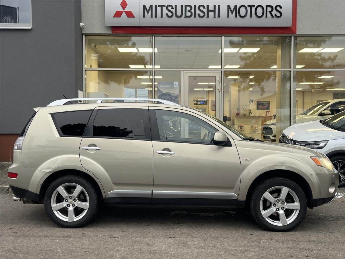 Mitsubishi Outlander, 2,0 DI-D  Intense plus 4WD - fotka 4