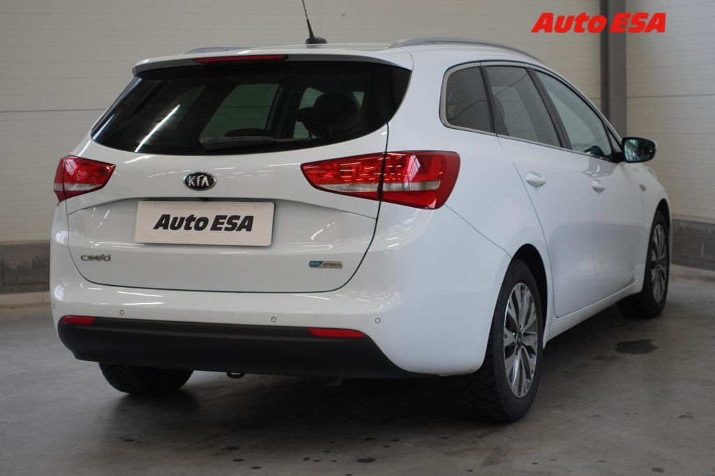 Kia Cee´d, 1.6CRDi,Navi,AC - fotka 4