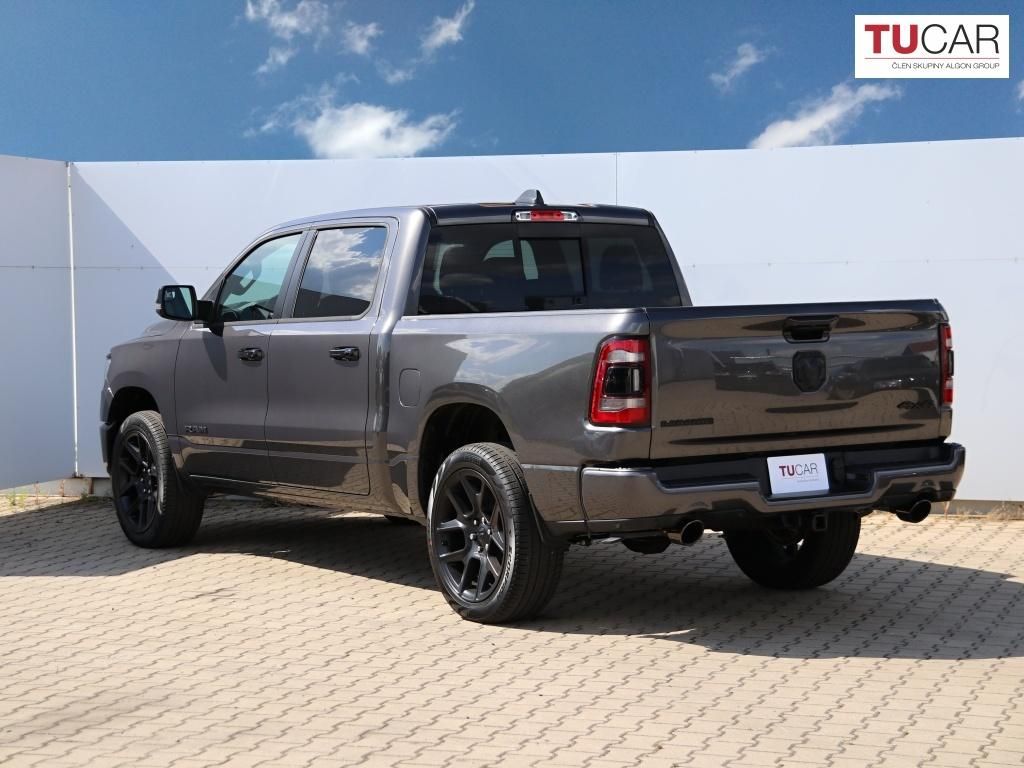 RAM 1500, Laramie Night Edition 5.7 V8 - fotka 5