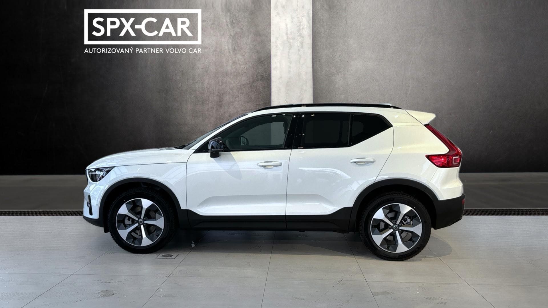 Volvo XC40, ULTRA DARK, B4 FWD, 145+10 kW - fotka 3