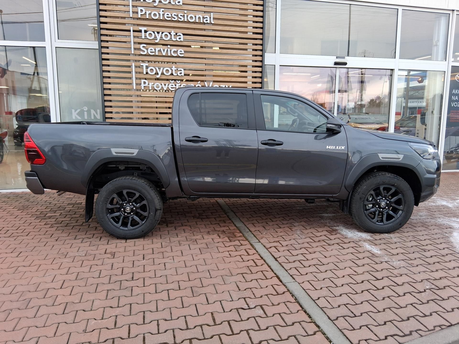 Toyota Hilux, 2,8D-4D 205K INVINCIBLE - fotka 3